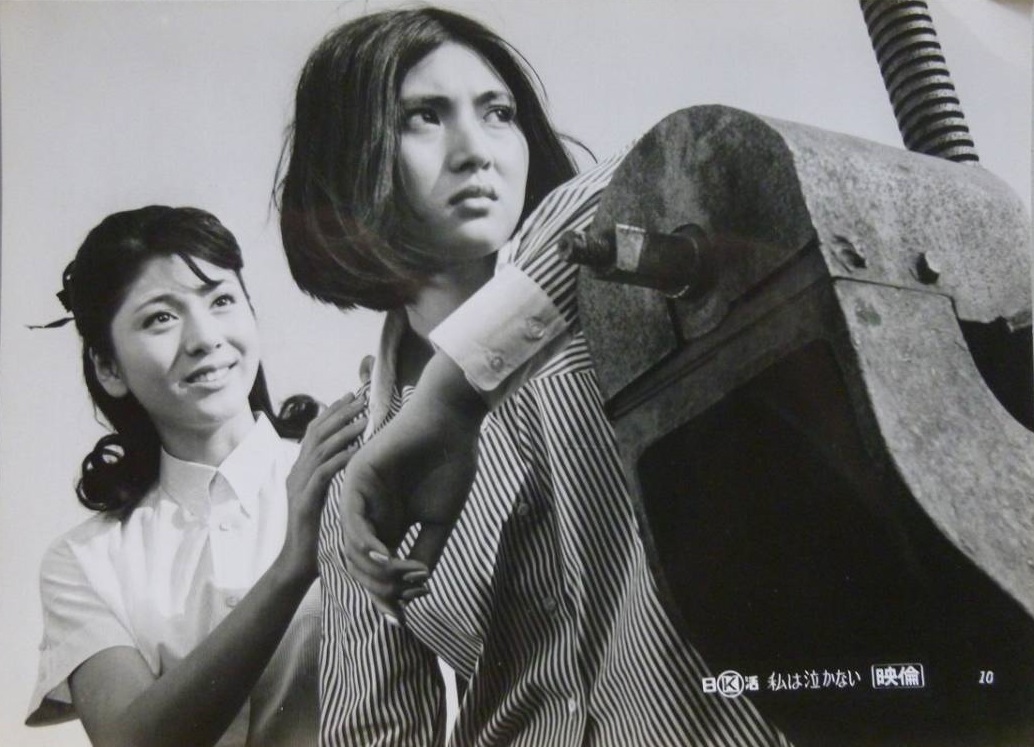 fymeikokaji's tweet image. Very sad to hear that Masako Izumi (和泉雅子) died on July 9 of cancer. She was 77.
She and Meiko Kaji (梶芽衣子) came up through Nikkatsu around the same time and were in a bunch of movies together. I always liked seeing her and thought they played off each other well.