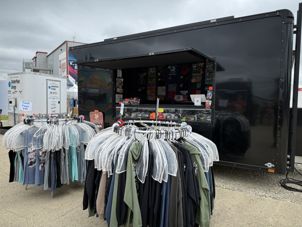 billbalogracing's tweet image. We are OPEN — our merch trailer is located in the 𝗙𝗔𝗡 𝗭𝗢𝗡𝗘 (turns 3 & 4) right at the entrance of Gate 3.
Bill is racing tonight with the @WorldofOutlaws! The crew has been busy today getting another car ready.
𝗦𝗵𝗼𝗽 | billbalog.com/shopping/