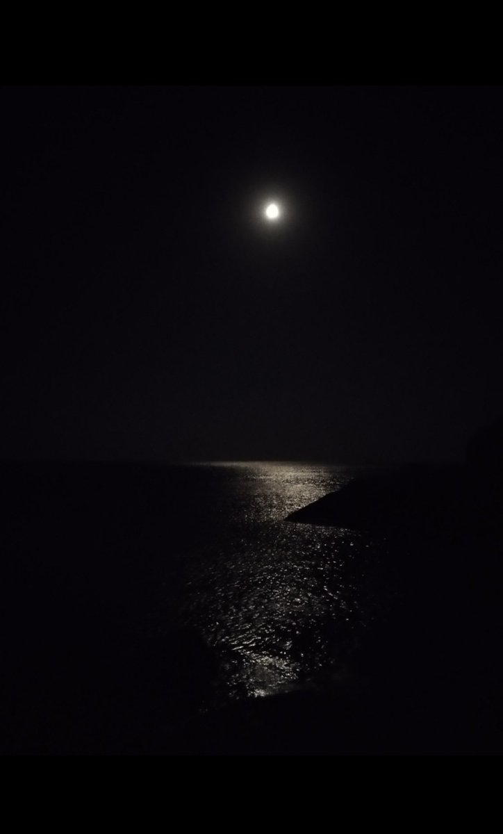 Όλοι κάπου, κάτι, χρωστάμε,,, μια αγκαλιά, ένα σ'αγαπώ, ένα συγνώμη, ένα μου λείπεις,,,,, 
Πανσέληνο στην Σίκινο,