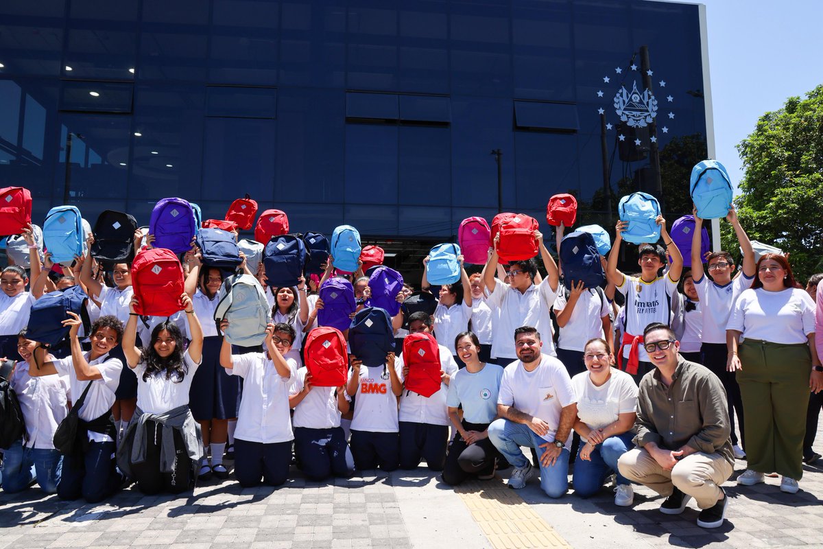 🎨PAZ, ARTE Y EDUCACIÓN: HWPL Y AUTORIDADES LLEVAN LUZ A COLONIAS DE MEJICANOS

El director de <a href="/TejidoSocialSv/">Reconstrucción del Tejido Social 🇸🇻</a>, <a href="/sliptone/">Carlos Marroquin</a>, junto a los diputados del <a href="/PARLACEN/">PARLACEN</a>, <a href="/CarlosHdez_SV/">Carlos Hernández</a> y <a href="/CeciliaGRM/">Cecilia Rivera 🇸🇻</a> y <a href="/HWPL_Chicago/">HWPL WORLD PEACE</a>, visitaron comunidades de mejicanos como parte del Graffituor SV.