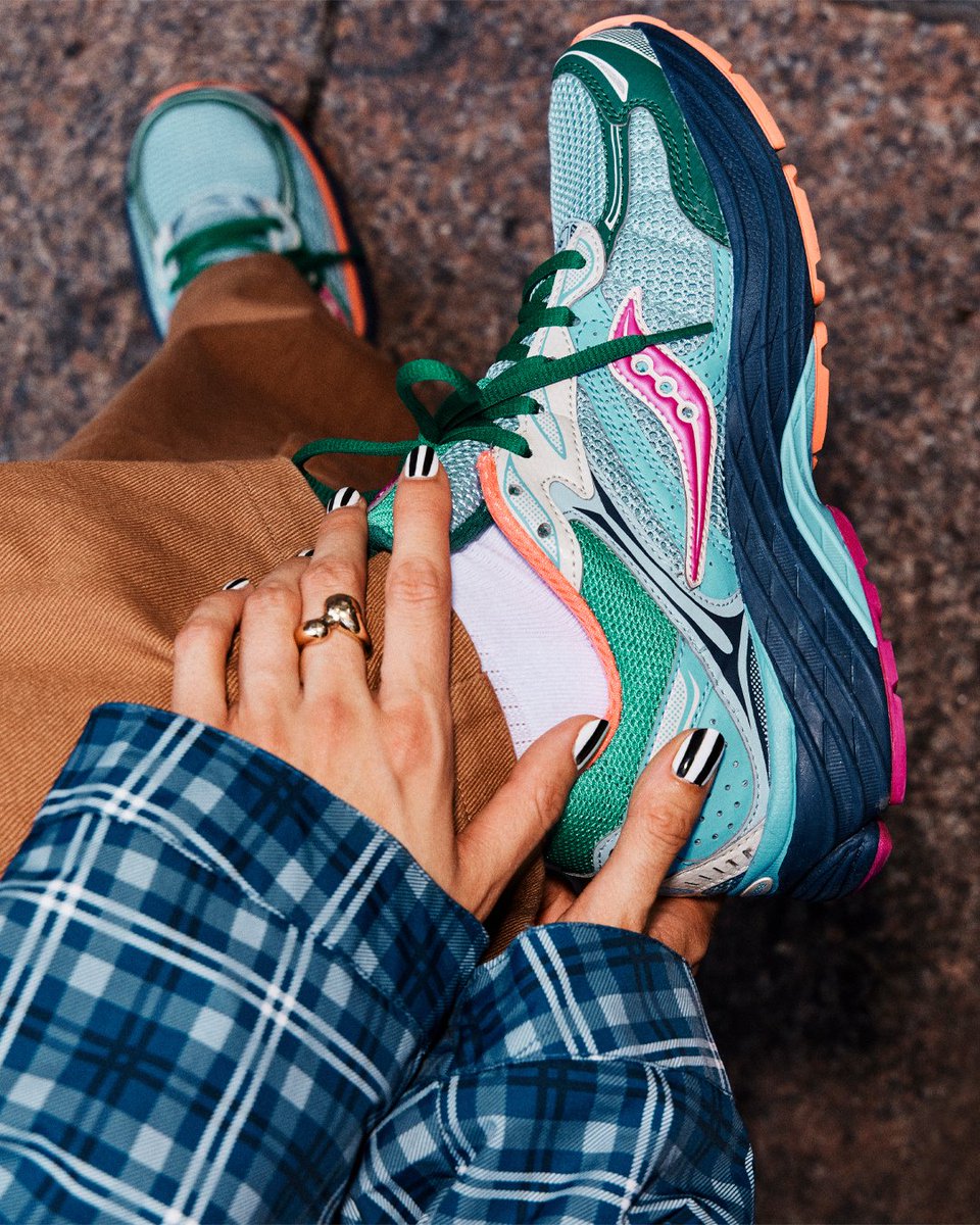 footlocker's tweet image. Set the pace. 🏁
The Saucony Progrid Omni 9 is available now exclusively in-store and online at Foot Locker.