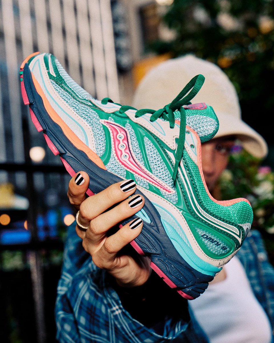 footlocker's tweet image. Set the pace. 🏁
The Saucony Progrid Omni 9 is available now exclusively in-store and online at Foot Locker.