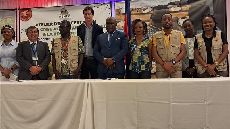 WFP_Haiti's tweet image. ✍️ Signature d'un document d’engagement pour renforcer le programme de cantines scolaires en #Haïti.
Aux côtés de @MENFP_Education & @PNCSHT, @WFP réaffirme son soutien pour une alimentation scolaire durable, pour chaque enfant.