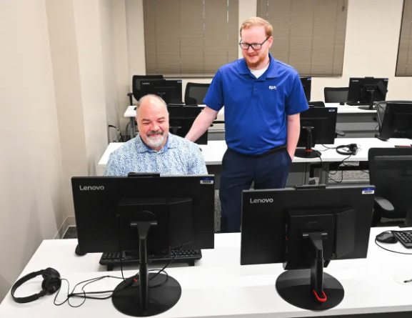At 51, Paul Allen left a decades-long career in logistics to start fresh in cybersecurity.

Thanks to UTC’s accelerated BAS-IT program + a real-world internship with EPB, he’s graduating with experience—and options. 👨‍💻

Read more: blog.utc.edu/news/2025/07/f…