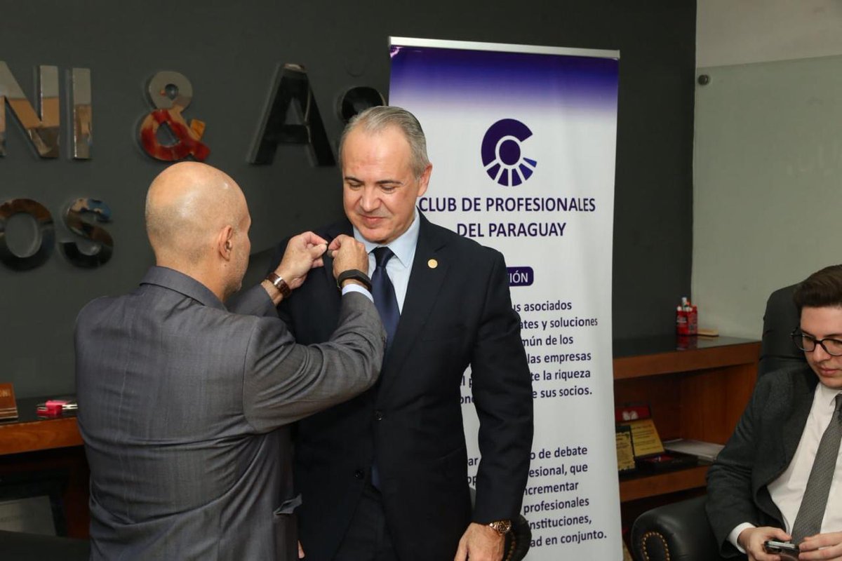 El *Club de Profesionales del Paraguay* y la *Facultad de Derecho y Ciencias Sociales de la Universidad Nacional de Asunción* firmaron ayer un importante convenio de cooperación, con el objetivo de impulsar actividades conjuntas en el ámbito académico, profesional y social.
