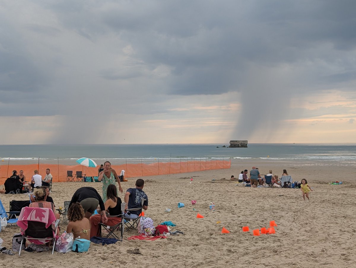 L'instabilité est présente dans la Manche ce soir avec des averses orageuses en développement au large du Portel (62).