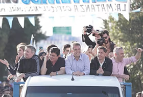 MaxiGalin's tweet image. #Argentina &quot;Los Peronistas Originarios de la #FichaLimpia se rinden ante la Línea Menemista de @KarinaMileiOk. La rosca que confronta e importa alude a la polarización entre los #libertarios hegemónicos con el #peronismo resignificado&quot; jorgeasisdigital.com/2025/07/18/ros… por @AsisOberdan