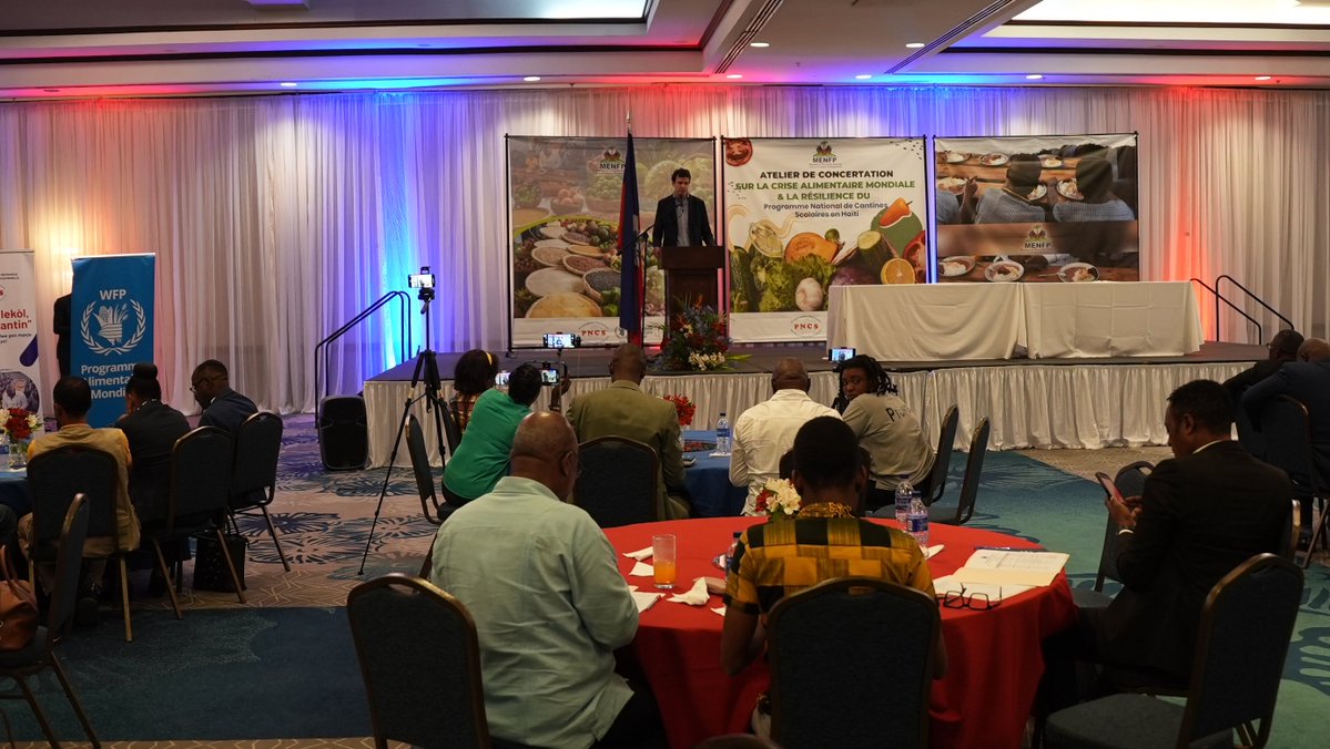 WFP_Haiti's tweet image. ✍️ Signature d'un document d’engagement pour renforcer le programme de cantines scolaires en #Haïti.
Aux côtés de @MENFP_Education & @PNCSHT, @WFP réaffirme son soutien pour une alimentation scolaire durable, pour chaque enfant.
