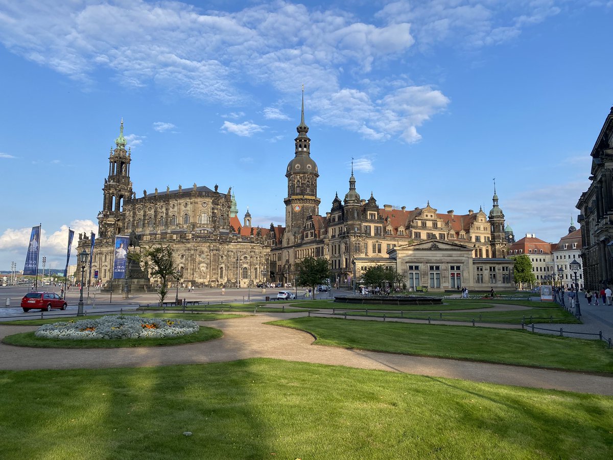 Hochtouren's tweet image. nach dem Regen der letzten Tage schien heute Abend mal wieder die Sonne über Elbflorenz #Dresden