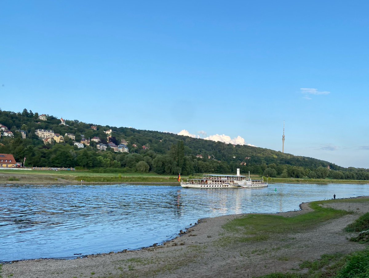 Hochtouren's tweet image. nach dem Regen der letzten Tage schien heute Abend mal wieder die Sonne über Elbflorenz #Dresden