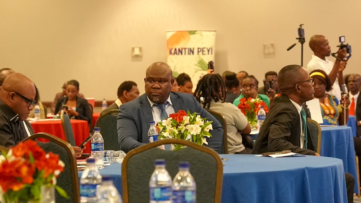 WFP_Haiti's tweet image. ✍️ Signature d'un document d’engagement pour renforcer le programme de cantines scolaires en #Haïti.
Aux côtés de @MENFP_Education & @PNCSHT, @WFP réaffirme son soutien pour une alimentation scolaire durable, pour chaque enfant.