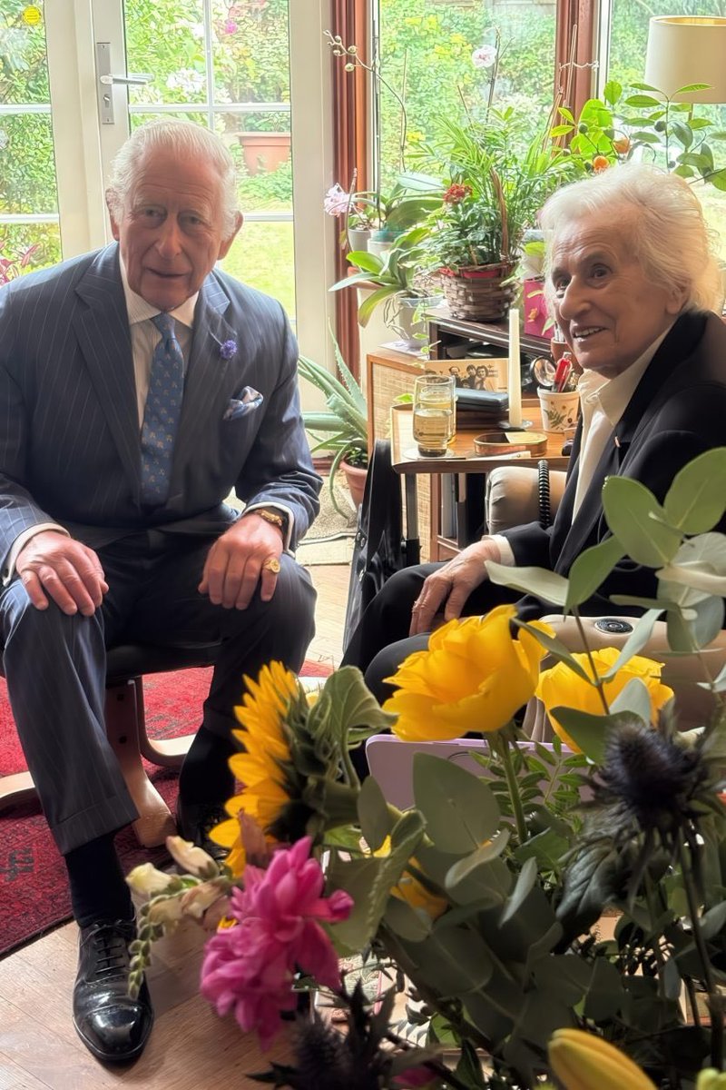 felix_bohr's tweet image. Jetzt schon eins der schönsten Fotos des Jahres: König Charles zu Gast bei der Auschwitz-Überlebenden Anita Lasker-Wallfisch anlässlich ihres 100. Geburtstag in ihrem Haus in London. Am 17. Juli 1925 wurde Anita Lasker-Wallfisch in Breslau geboren.