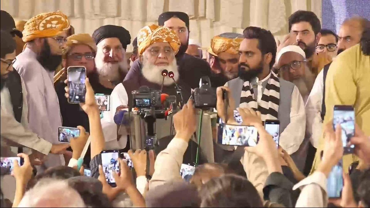 SaadMaqsud's tweet photo. جمعیت علما اسلام میں شمولیت کے بعد فرخ کھوکھر نے تمام قبضے والی زمینیں چھوڑنے اور باقی زندگی حلال کما کر کھانے کا اعلان کر دیا ۔۔۔۔ https://t.co/xW61LgyXq0
