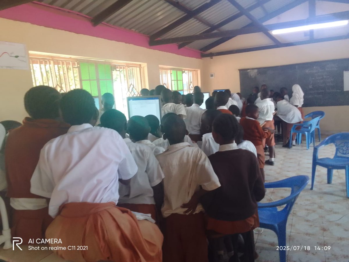 techkidzafrica's tweet image. A glimpse of progress as Mr. Ali teaches ‘Kiswahili kwa kutumia Tarakilishi’ at Kongowea Primary, a direct outcome of the Advancing Computing Literacy Project!

Raspberry Pi Foundation 

#AdvancingComputingLiteracyProject 
#TechInEducation 
#digitalskillsforall