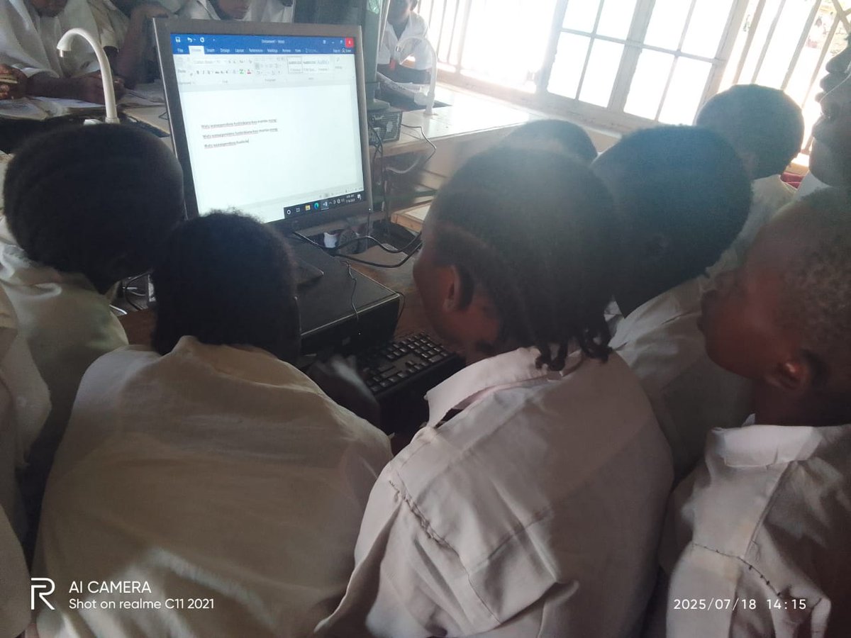 techkidzafrica's tweet image. A glimpse of progress as Mr. Ali teaches ‘Kiswahili kwa kutumia Tarakilishi’ at Kongowea Primary, a direct outcome of the Advancing Computing Literacy Project!

Raspberry Pi Foundation 

#AdvancingComputingLiteracyProject 
#TechInEducation 
#digitalskillsforall