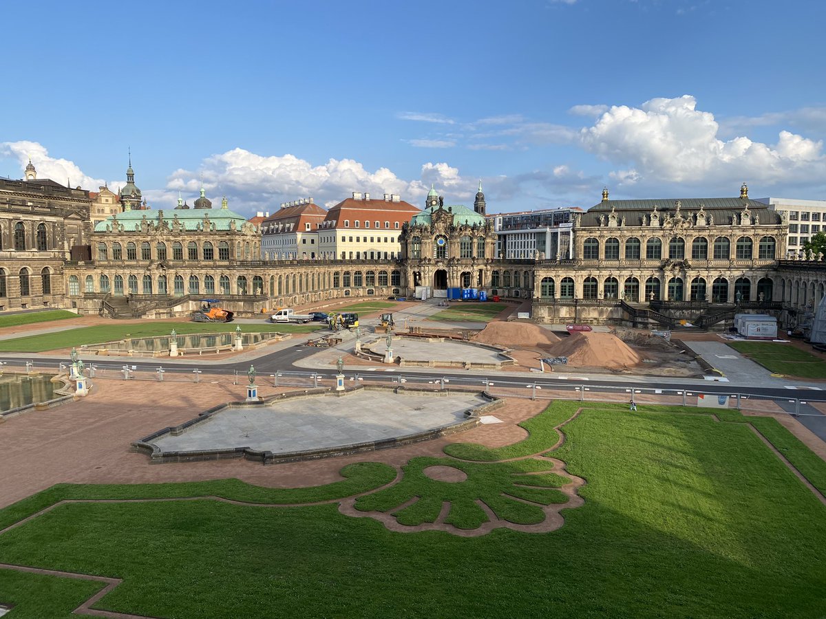 Hochtouren's tweet image. Die Arbeiten am Zwingerhof in Dresden schreiten voran (auch wenn es zwei Jahre länger dauerte als geplant)… auch die neue Beleuchtung ist schon installiert und ich bin gespannt, wie es ins Licht gesetzt wirkt