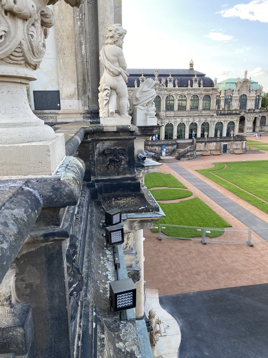 Hochtouren's tweet image. Die Arbeiten am Zwingerhof in Dresden schreiten voran (auch wenn es zwei Jahre länger dauerte als geplant)… auch die neue Beleuchtung ist schon installiert und ich bin gespannt, wie es ins Licht gesetzt wirkt