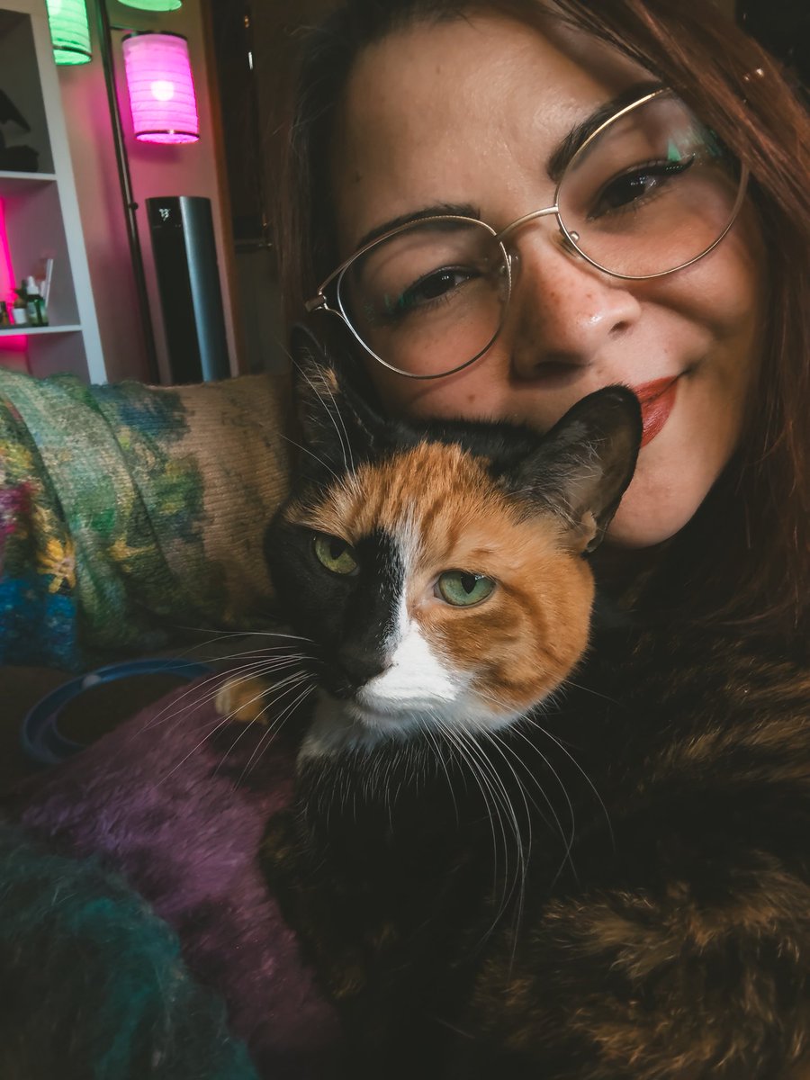 Thank you <a href="/JimONeill1976/">dammitjim7676 (he/him)</a> and Arte for hanging out yesterday in my random stream, and to anyone else who may have popped in to lurk. 

Hope you all have a great weekend 🤍 

Selfies with Suika are really difficult, btw.