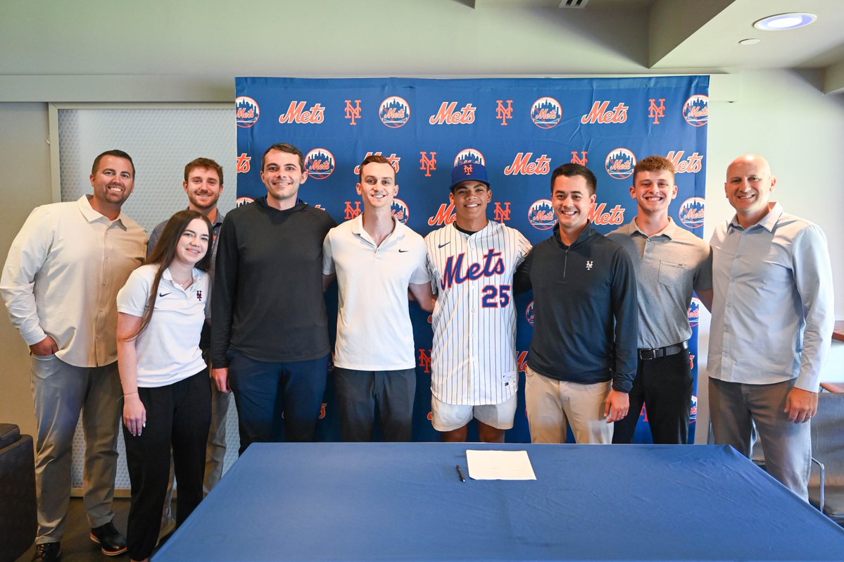 Pen to paper.✍️
 
<a href="/1Mvvoit/">Mitch Voit</a> is officially a Met!
