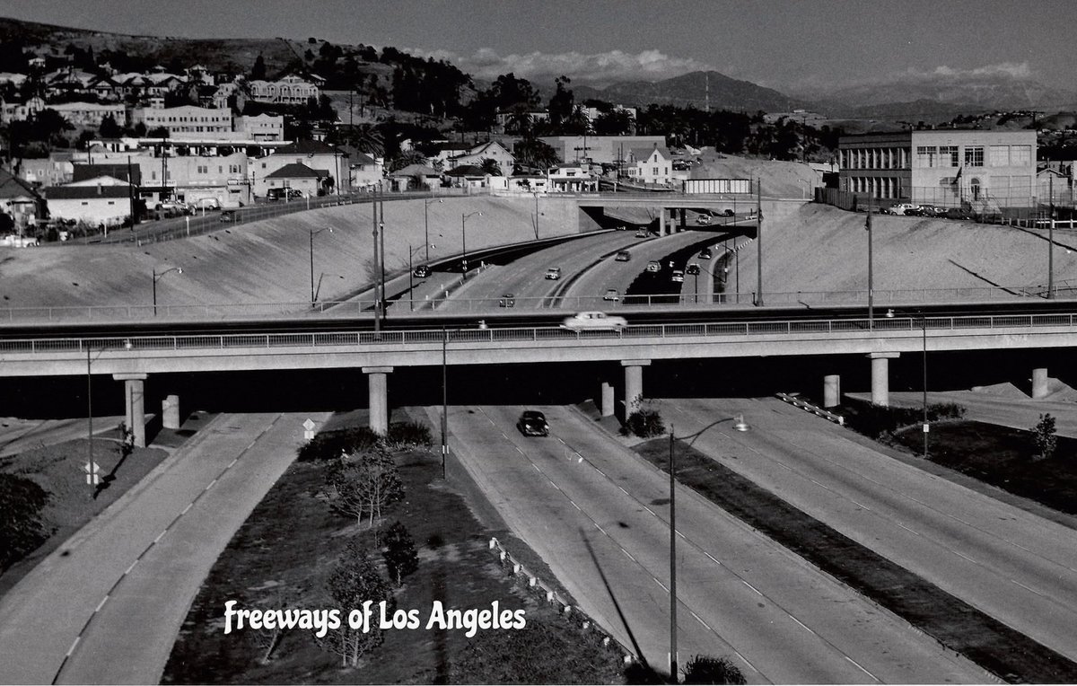 FreewaysLA's tweet image. c. 1954 - Looking NE over newly constructed Arroyo Seco Pkwy (US-6-66-99/CA-11, now CA-110) from atop four level interchange. Sunset Blvd OC at center (DOH D7 Archives).
This was the last segment of Arroyo Seco Pkwy to be built, connecting it to the four level.