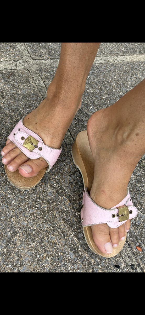 MsEveWhite's tweet photo. In My pink Dr Scholls pescura mules today before I sent them off to a Scholl fan in Italy ! #footflex #prettytoes #barefeet . https://t.co/Y4zlQqMiYv