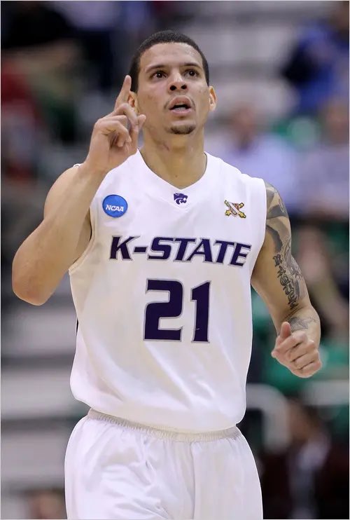 CFBUniCat's tweet image. Tiny branding change that I think would make a world of difference for K-State Athletics. Bring back the silver outline for the serpentine font. It used to be available, but inconsistently used. It went away with the black assets, which made no sense to me.