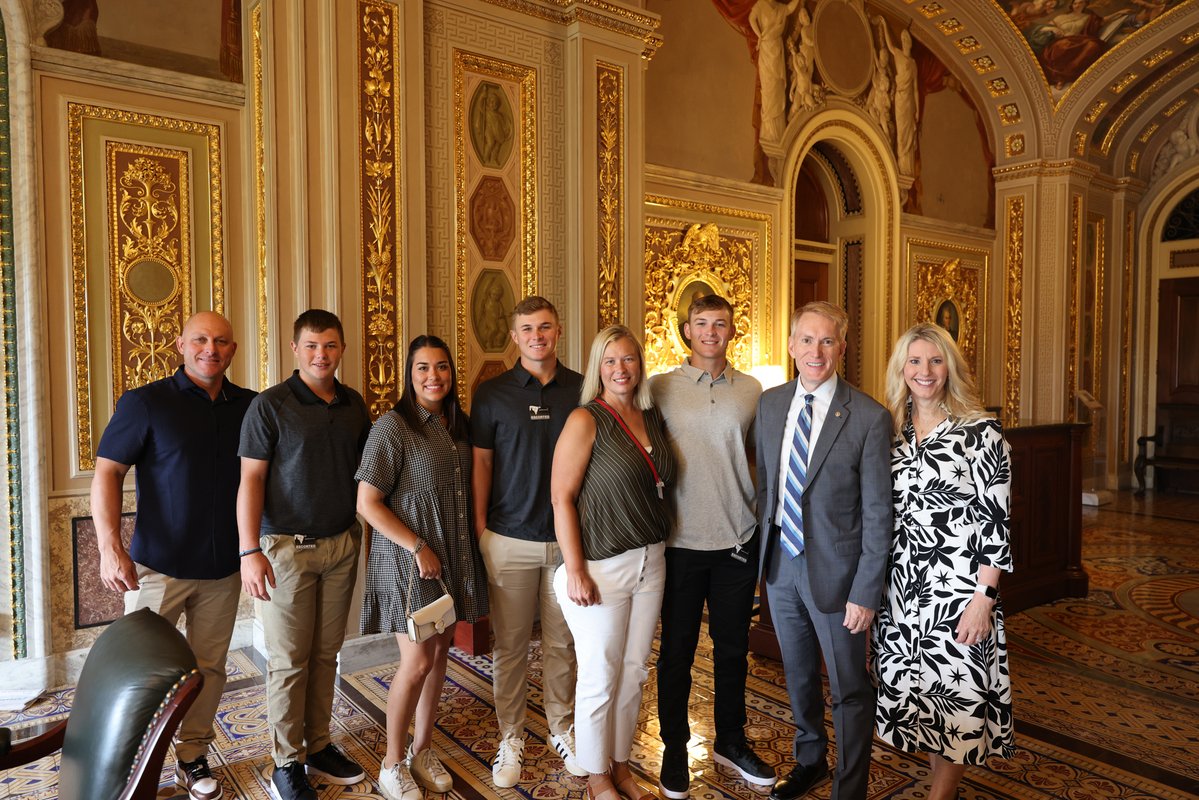 SenatorLankford's tweet image. Cindy and I had the pleasure of giving a Capitol Tour to Eli Willits, the No.1 MLB draft pick, and his family. Eli is a remarkable young man from Oklahoma who is grounded in his faith, and we are excited that he is going to play ball here in DC. Eli, we can’t wait to watch you…