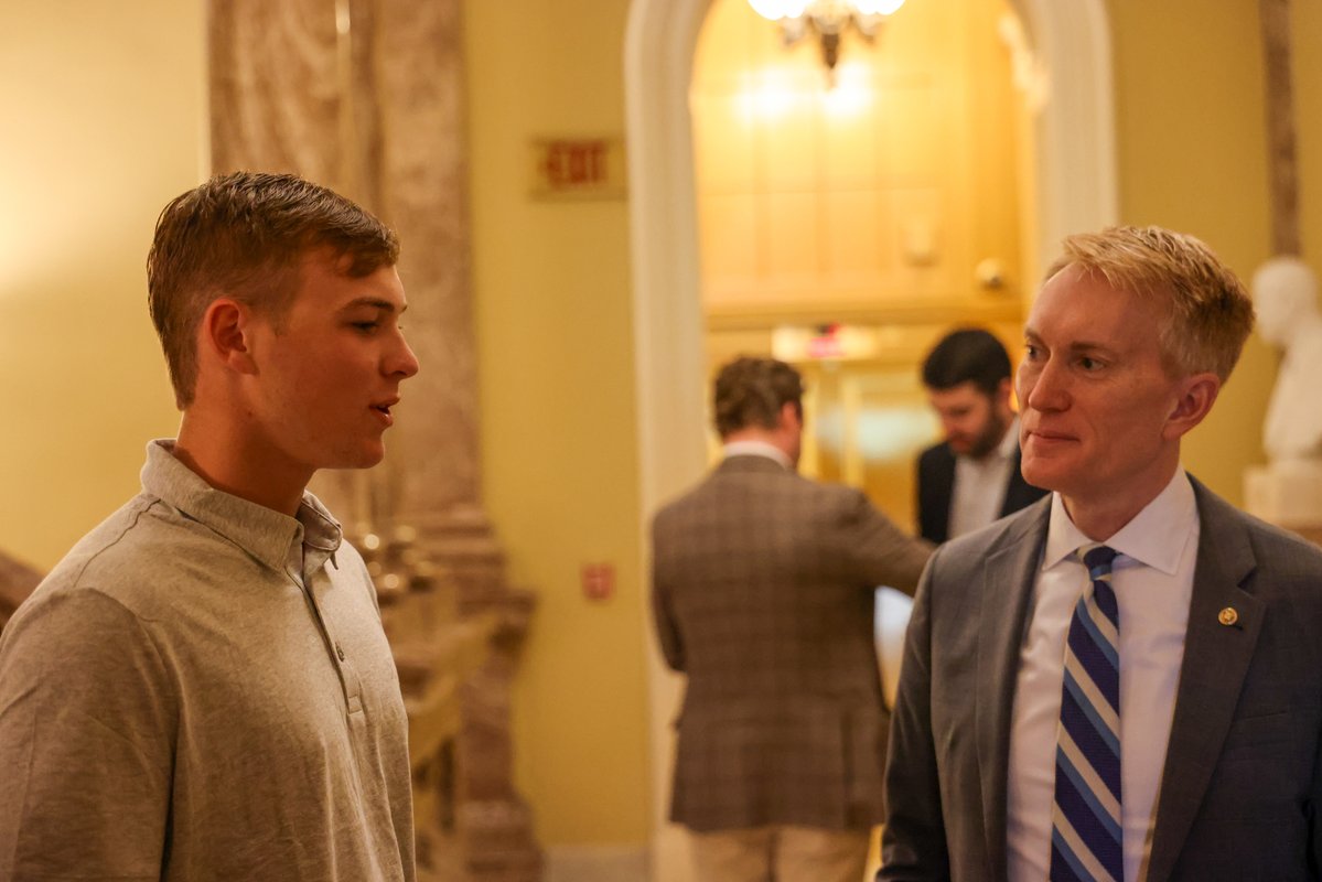 SenatorLankford's tweet image. Cindy and I had the pleasure of giving a Capitol Tour to Eli Willits, the No.1 MLB draft pick, and his family. Eli is a remarkable young man from Oklahoma who is grounded in his faith, and we are excited that he is going to play ball here in DC. Eli, we can’t wait to watch you…