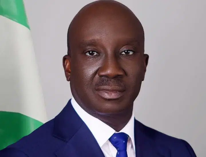 BLOSSOM4GOOD's tweet image. Abeg O! Nigerians assuming President Trump invite Edo state governor, Monday Okpebholo to come and have discussion with him, What kind of language will you advise him to use? Pigin, Queens or native language? Since he can't pronounce 15 million, but Peter Obi is his problem.