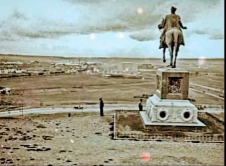 Tahmin edin bakalım burası neresi?

Ülke savaştan çıkmış! Millet aç, iş imkanı yok, fabrika yok!

Her şeyden evvel acilen heykel yapılmış!