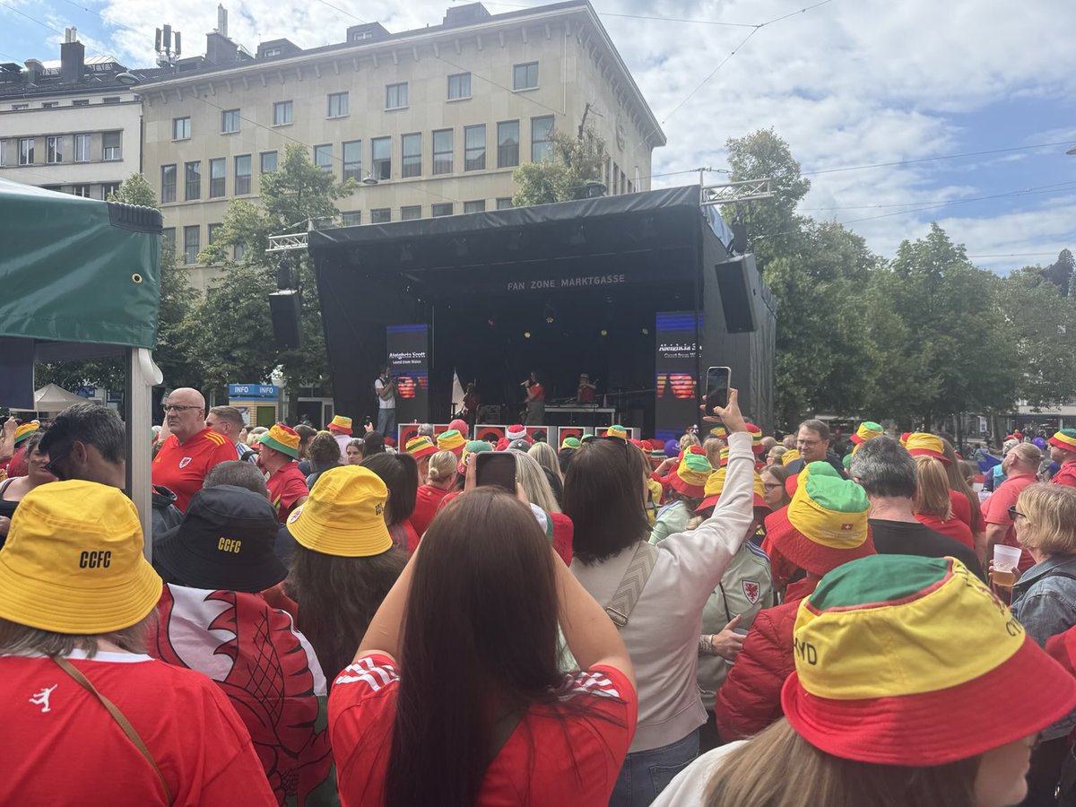 alededwardscym's tweet image. Will be supporting @swiss_football football tonight. You were brilliant hosts. Much loved by @Cymru #redwall fans. Your welcome was amazing.