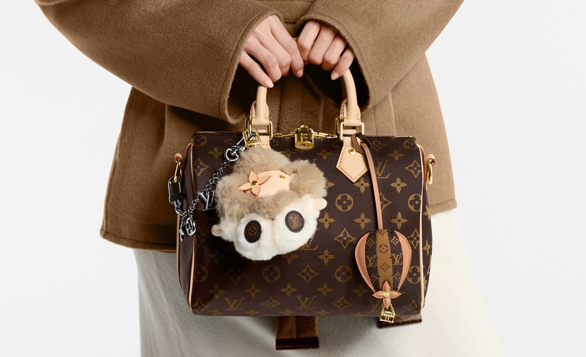 QueTalmagazine's tweet image. #Moda | ✨ Labubu ya es cosa del pasado: los charms de diseñador son la nueva moda. ¿Ya los conocías? 👜
Descúbrelo aquí: tinyurl.com/ycyw5c99 👈🏻
.
.
#bagcharms #moda2025 #accesoriosdelujo #tendencias #fashiontrends #style