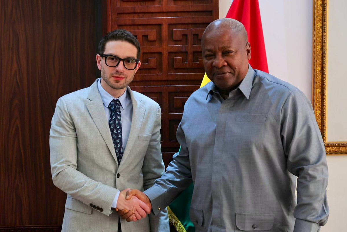 Nath_Yamb's tweet image. Après avoir invité Bill Gates à Accra pour discuter programmes de santé et vaccination, voilà John Dramani Mahama qui invite Alex Soros, le fils/successeur de l’autre, pour parler démocratie. Quelqu’un l’a gbassé? Tonton @JDMahama, il faut te revoir d’urgence!