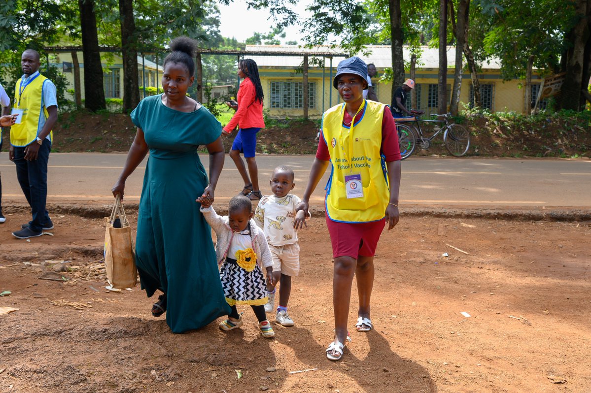 PreventTyphoid's tweet image. More scenes from #Kenya's vaccination campaign to #TakeOnTyphoid ⤵️
Learn more about why preventing #typhoid is an essential endeavor: coalitionagainsttyphoid.org/why-typhoid/
📸 Photo Credit: Martin Mwangi