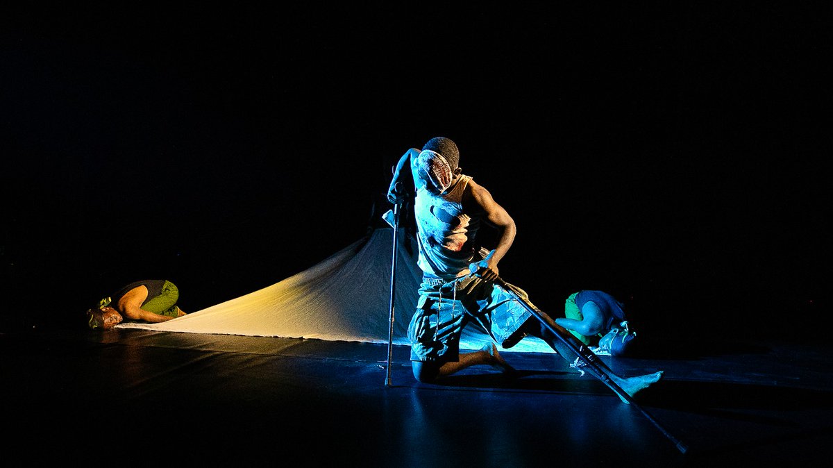 Let us dare to dream that war is not the only story we pass on.  Because in the end, it takes community to bring back the light. What an emotive performance!

Thank you @mindleaps for that! 🙌🥳

#Ubumuntu2025 #UbumuntuArtsFestival