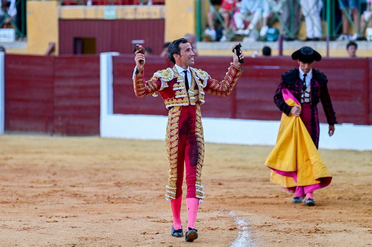 📍 𝐋𝐢́𝐧𝐞𝐚 𝐝𝐞 𝐥𝐚 𝐂𝐨𝐧𝐜𝐞𝐩𝐜𝐢𝐨́𝐧

Dos orejas para David de Miranda con “Botinero” nº 42 de la Ganadería San Pelayo.

#DeMiranda25