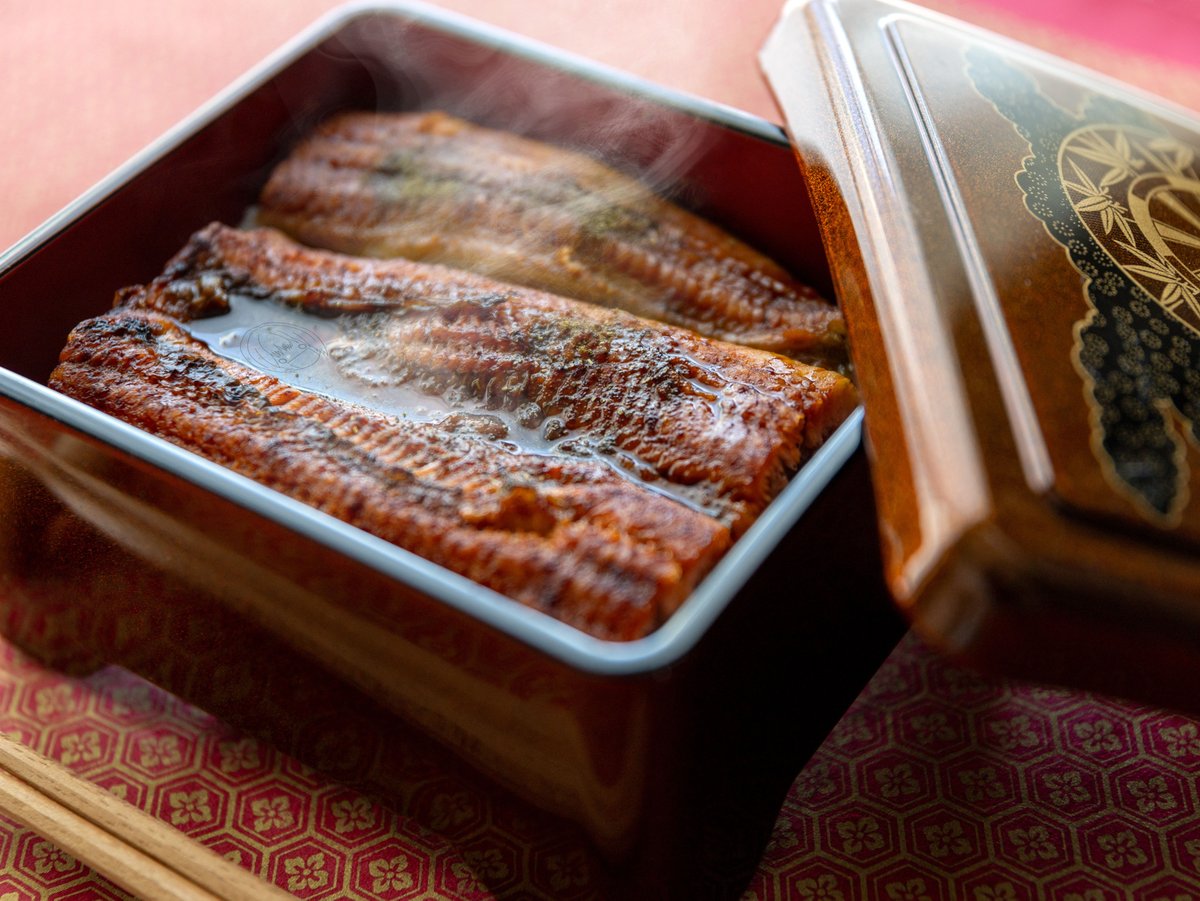 蓋を開ければ

ふわりと香る

夏の誘惑🎐

#土用丑の日 #飯テロ