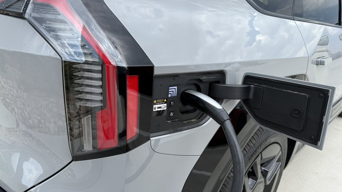 OutofSpecDetail's tweet image. #1 Kia Ambassador on the interwebs charging natively at a supercharger 😎