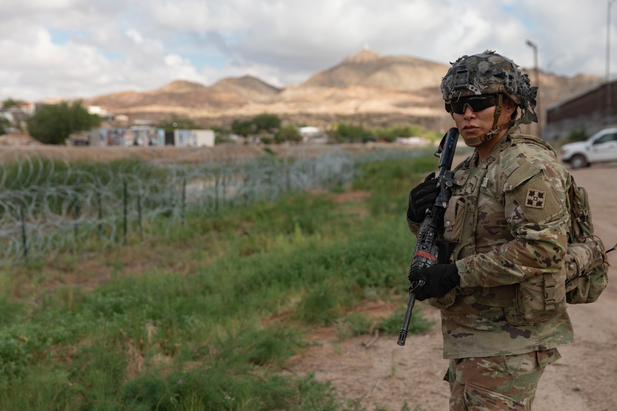 USNorthernCmd's tweet image. Patrolling the southern border — Soldiers, with @JointTFSB, support @CBP with surveillance and security ops.
📍 El Paso, Texas