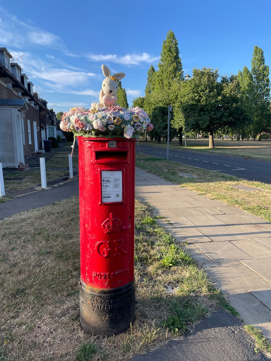 MeredithCatrin's tweet image. Town-centre sights, Welwyn-Garden-City-style and very lovely too! #PostboxSaturday