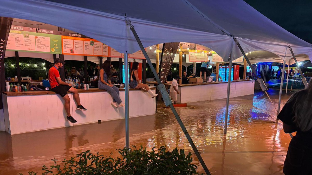 1047_FM's tweet image. Festival Parasol | Des festivaliers les pieds dans l'eau après une faille dans la piscine géante fm1047.ca/nouvelles/7121…
