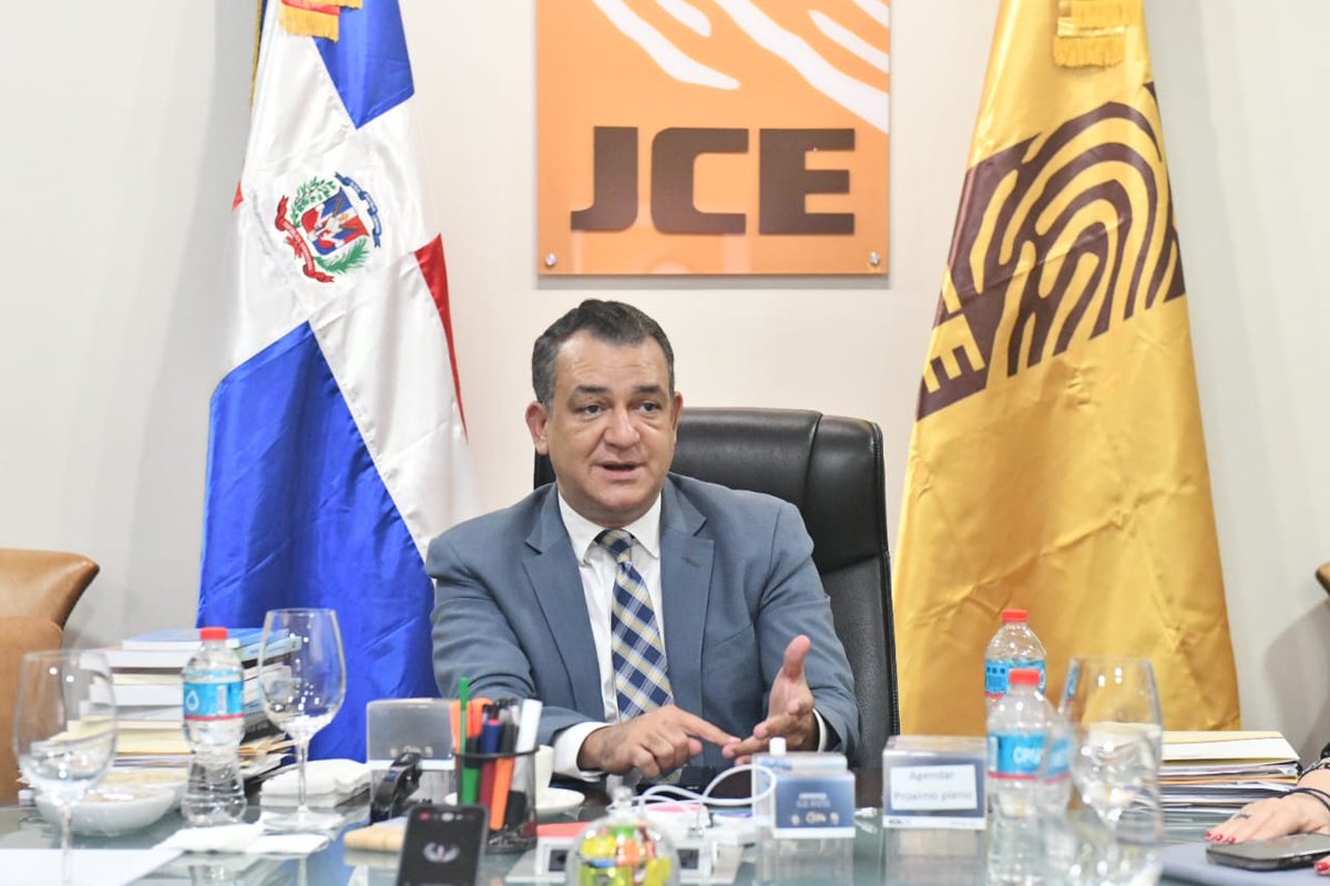 juntacentral's tweet image. El #PdteJCE, Román Jáquez Liranzo (@RomnJquez), junto a la miembro titular del Pleno, Hirayda Fernández Guzmán (@hiraydamarcelle), sostuvo una reunión de seguimiento con la coordinadora del Centro de Asesoría y Promoción Electoral (CAPEL), Sofía Vincenzi (@svincenzi66), y el…
