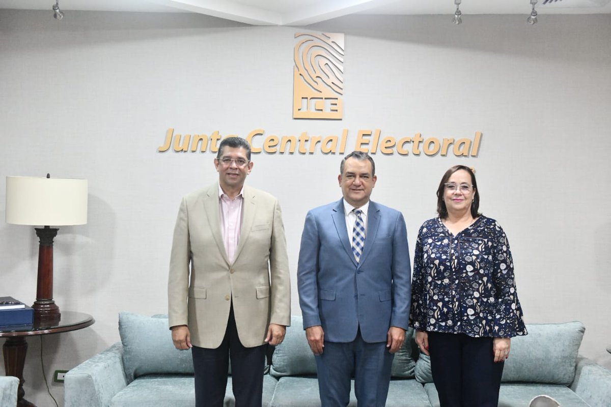 juntacentral's tweet image. El #PdteJCE, Román Jáquez Liranzo (@RomnJquez), junto a la miembro titular del Pleno, Hirayda Fernández Guzmán (@hiraydamarcelle), sostuvo una reunión de seguimiento con la coordinadora del Centro de Asesoría y Promoción Electoral (CAPEL), Sofía Vincenzi (@svincenzi66), y el…