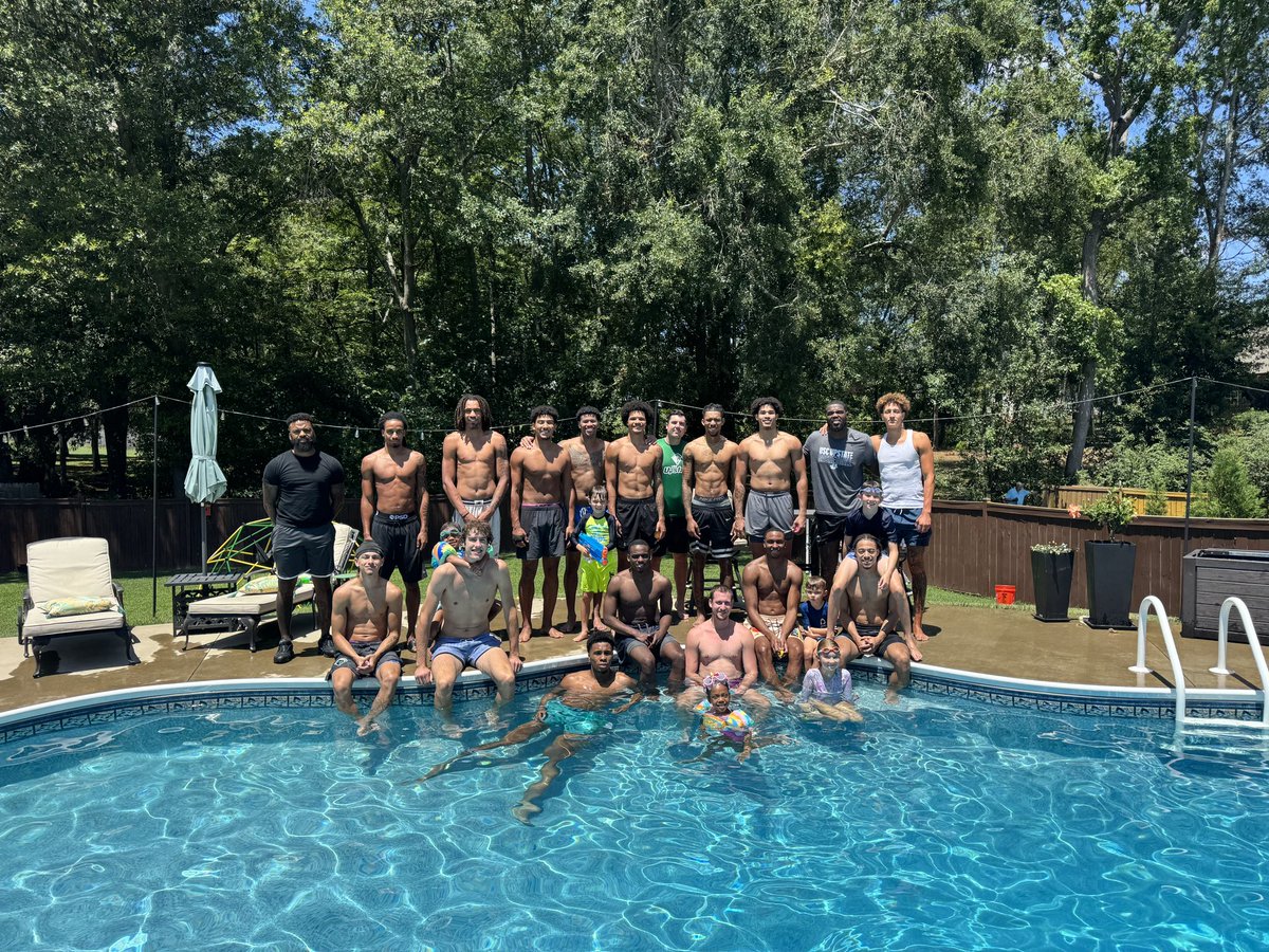 UpstateMBB's tweet image. The squad took over @richterhoops pool & grill today