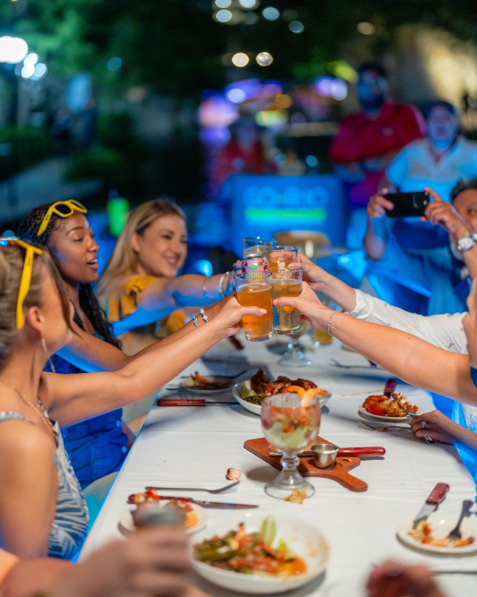 theSARiverWalk's tweet image. Have you seen what’s happening along the River Walk? 👀

📅 Check out our event calendar — there’s something fun going on every weekend! 🎉

bit.ly/3ITj1Qx

📸 @GoRioCruises