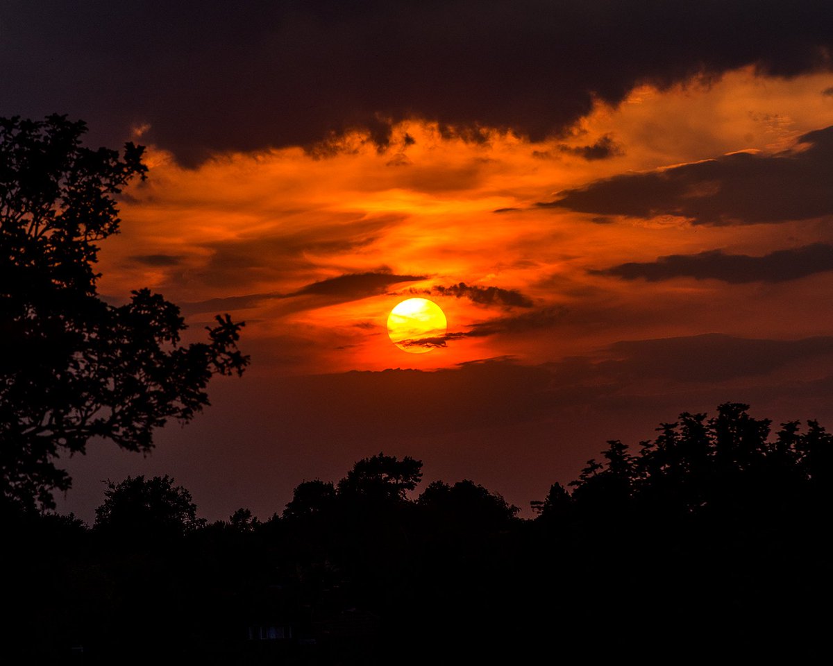 Weekend_Rebel's tweet image. The setting sun emerging from the slowly drifting clouds...
#Sunsetphotography #sunset #goldenhour #summer #nikon