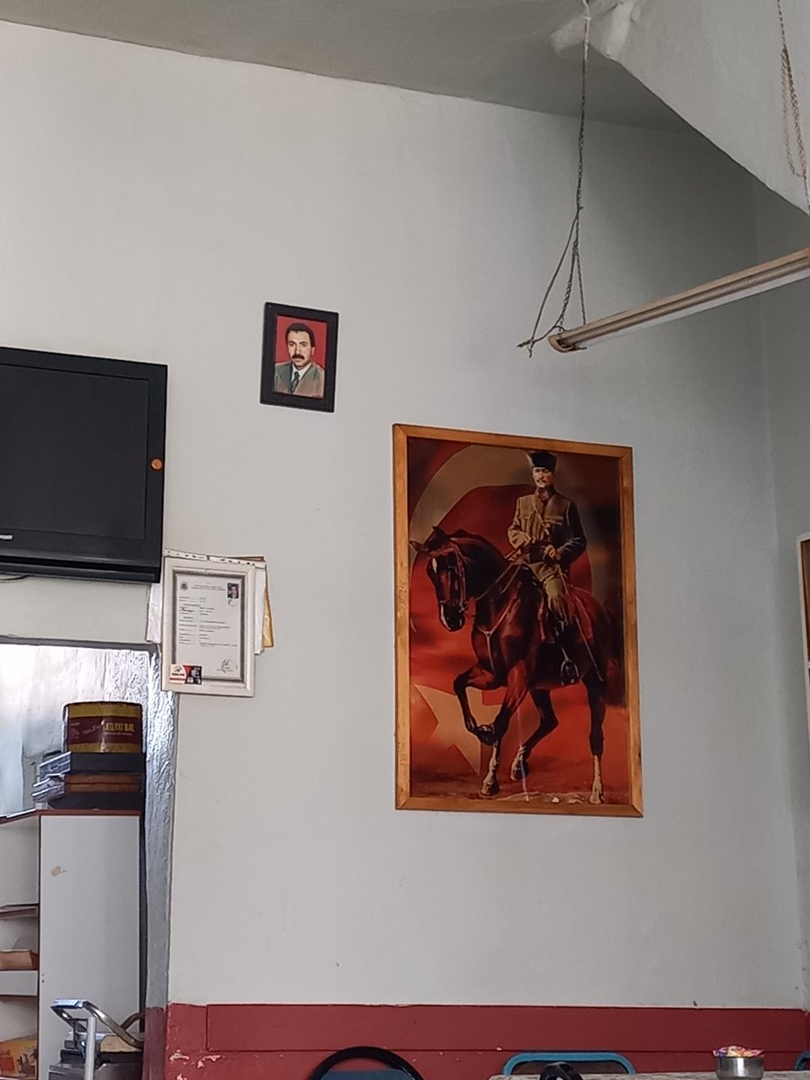 Bazı insanlar bütün kürtleri aynı sanıyor. Bu resmi bizim köyün kahvesinde çektim.(ardahan) Bizim kürdüz ama aynı zamanda vatanını, ülkesini ve ATA'sını seven insanlarız çok şükür.