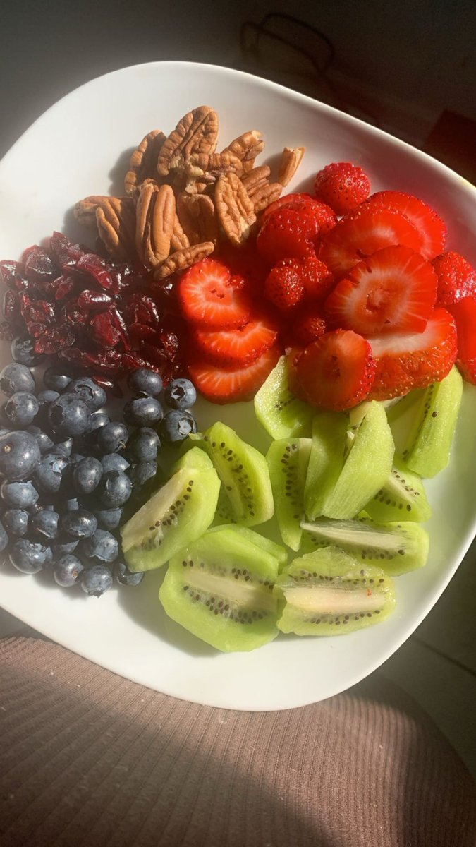 MaeMaeBailey1's tweet photo. 7 day fruit fast🍓🍇🍎🍉 ! 
NO SWEETS! NO ALCOHOL! NO MEAT! 
WHOS DOWN 👀!??? Link in bio for 7 day fruit fast challenge with recipes for each day!! https://t.co/5T40jmRQhP