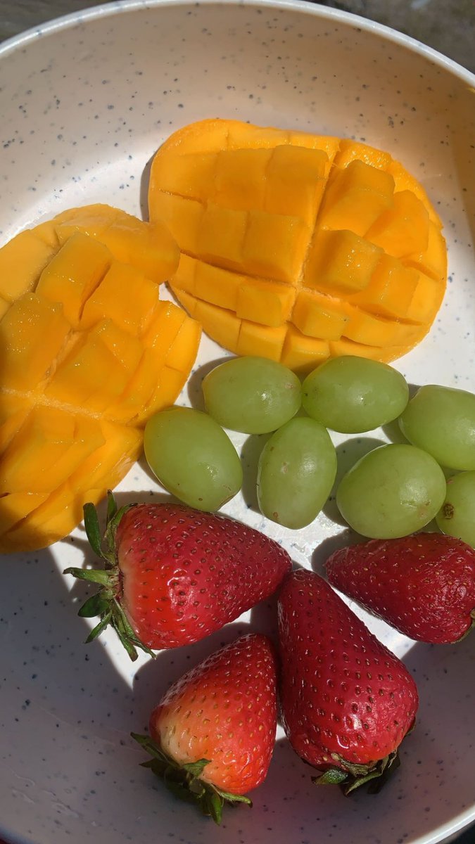 7 day fruit fast🍓🍇🍎🍉 ! 
NO SWEETS! NO ALCOHOL! NO MEAT! 
WHOS DOWN 👀!??? Link in bio for 7 day fruit fast challenge with recipes for each day!!