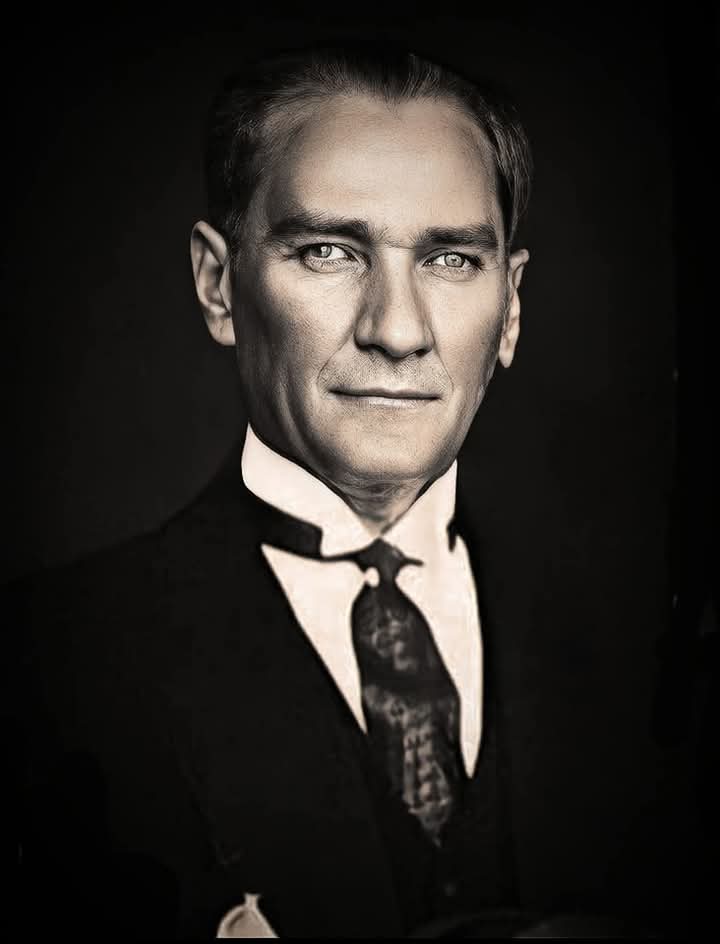 Gözündeki ışıltı,
yüzündeki umut,
sözündeki inanç
rehberimizdir ATAM🫶🇹🇷